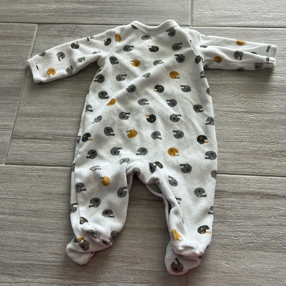 Carter’s Newborn 0M white pajamas babies football & puppies snap closure